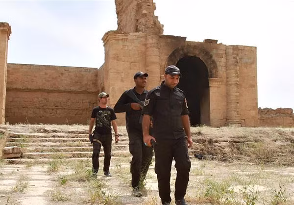 Hiện, lực lượng Hashed al-Shaabi đang rà phá các thiết bị nổ mà phiến quân IS đã cài cắm tại thành phố cổ hơn 2.000 năm tuổi này. Ảnh: FNA.