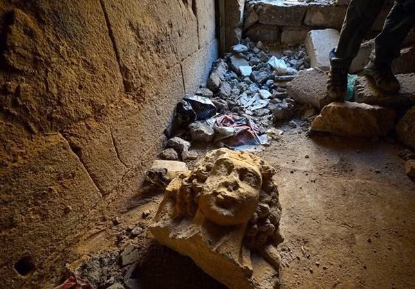 Trong thời gian nhóm khủng bố IS chiếm đóng Hatra, chúng đã sử phá hủy nhiều cổ vật có giá trị trong thành phố. Ảnh: FNA.