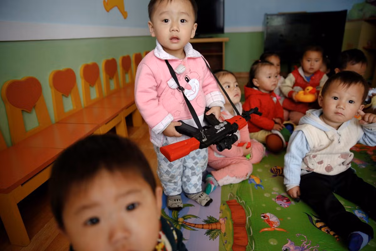 Gương mặt ngây thơ của những em nhỏ trong nhà trẻ. Ảnh: BI.