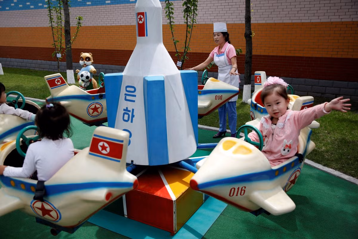 Có thể nói, các em nhỏ trong những gia đình khá giả ở Triều Tiên được vui chơi và sống trong điều kiện vật chất đầy đủ hơn. Ảnh: BI.