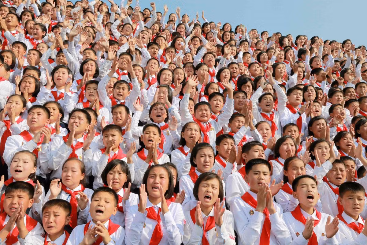 Các em thiếu nhi xúc động bật khóc khi gặp nhà lãnh đạo Triều Tiên Kim Jong-un trong một sự kiện kỷ niệm 70 năm ngày thành lập Liên đoàn thiếu nhi Triều Tiên hồi tháng 6/2016. Ảnh: BI.