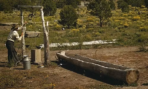 Người đàn ông đang kéo nước từ giếng lên trong thị trấn.