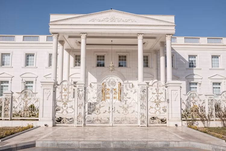 Nhiếp ảnh gia Eugenio Grosso đã ghé thăm khu tự trị Kurdistan thuộc Iraq và vô cùng ấn tượng trước những tòa biệt thự siêu sang được xây dựng ở vùng ngoại ô thành phố Irbil. Ảnh: WP.