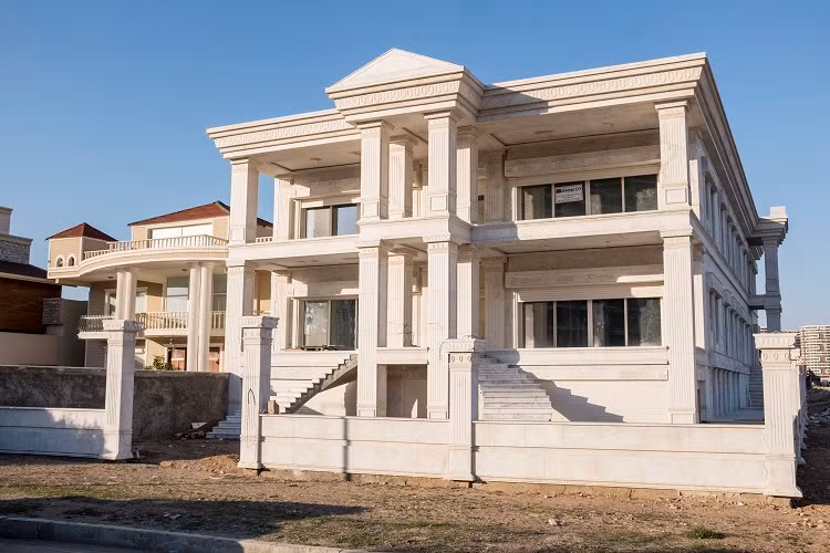 Không gian thoáng đãng bên ngoài tòa biệt thự. Ảnh: WP.