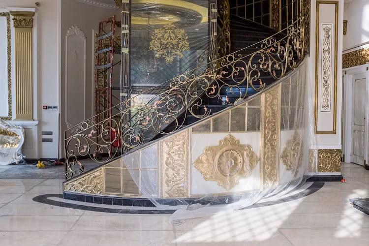 Cầu thang trong một tòa biệt thự. Ảnh: WP.