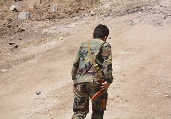 Quân đội Syria đã tạm ngừng chiến dịch quân sự ở quận al-Qaboun khi các nhóm phiến quân chấp nhận đầu hàng và thương lượng về điều khoản sơ tán. Ảnh: FNA.