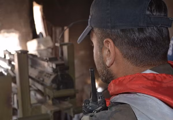 “Sau khi binh sĩ Syria phá hủy hàng loạt đường hầm của các nhóm khủng bố, giải phóng nhiều tòa nhà và thiết lập vòng vây ở al-Qaboun, các nhóm phiến quân đã đầu hàng và chấp nhận rời khỏi quận này”, nguồn tin cho biết. Ảnh: FNA.