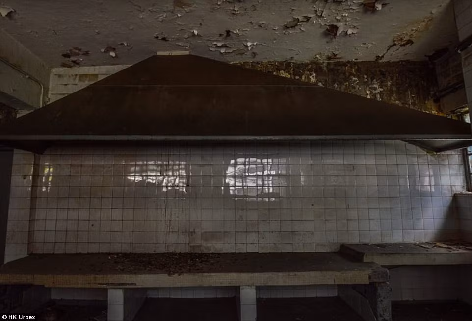 Hơn 200 nhân viên bán hàng từng làm việc trong tòa nhà này.