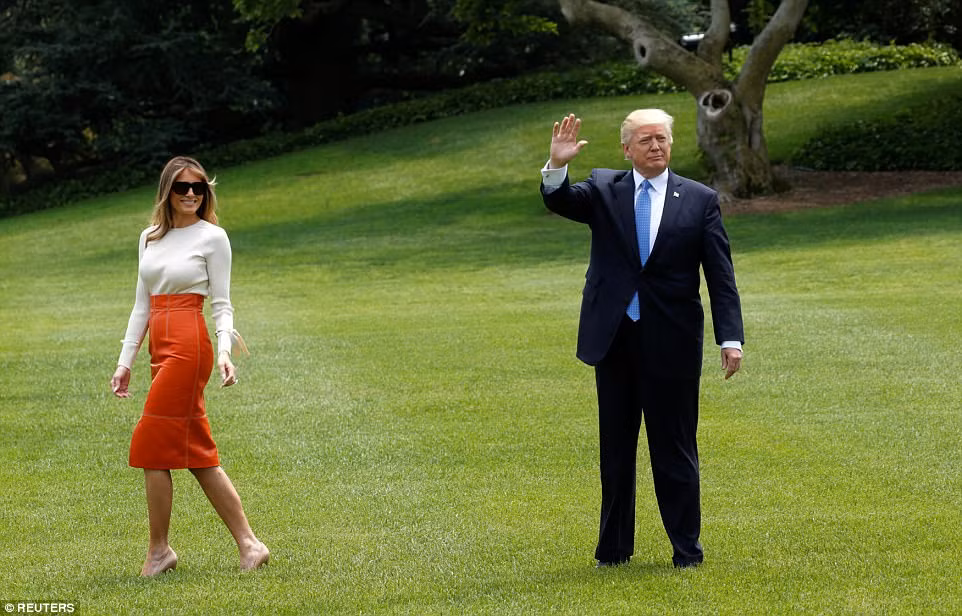 Nhà lãnh đạo Mỹ và phu nhân chuẩn bị lên chiếc chuyên cơ Marine One ở khu vực Bãi cỏ phía Nam của Nhà Trắng để tới căn cứ không quân Andrews, nơi đỗ chiếc chuyên cơ Không lực Một. Ảnh: DM.