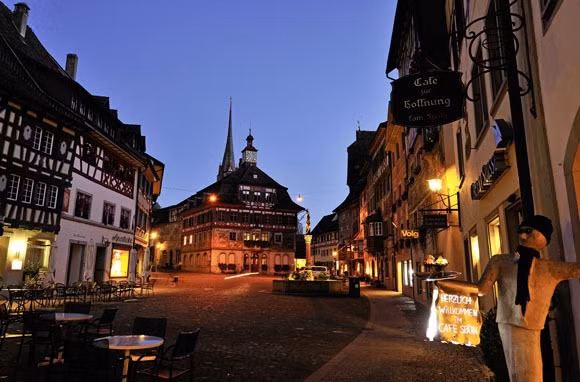 Stein Am Rhein (Thụy Sĩ): Stein Am Rhein là ngôi làng cổ thời trung cổ được bảo tồn tốt nhất Thụy Sĩ. nằm ở phía tây Hồ Constance (Bodensee), thuộc vùng Đông Bắc Thụy Sĩ. Ngôi làng Stein Am Rhein nổi bật với nét kiến trúc thời Trung cổ, các tòa nhà nổi được giữ một nửa bằng gỗ và những bức bích họa đầy màu sắc sơn trên mặt tiền. Hội trường thành phố, bảo tàng tu viện St. Georgen, lâu đài Hohenklingen, thác nước Rhine,… là những điểm đến du khách có thể tận hưởng vẻ đẹp yên bình ở ngôi làng đáng yêu này.