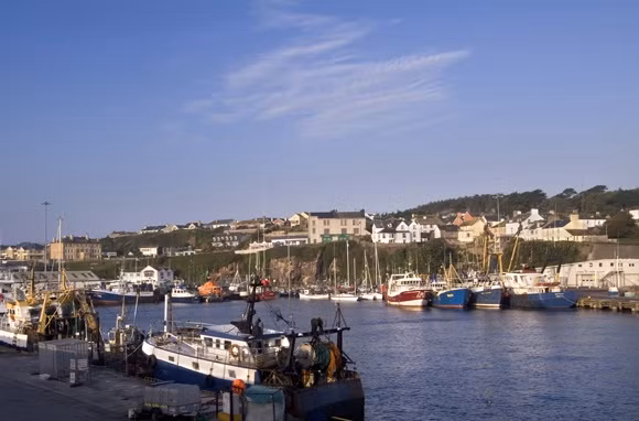 Dunmore East (Ireland): Dunmore East là một làng du lịch và đánh bắt cá ở Quận Waterford, Ireland. Nơi đây nổi tiếng với thiên nhiên và cảnh quan tuyệt đẹp. Tới đây, du khách có cơ hội tham gia đánh bắt cá, lặn biển, chiêm ngưỡng những vách đá sa thạch đỏ cùng động vật hoang dã.