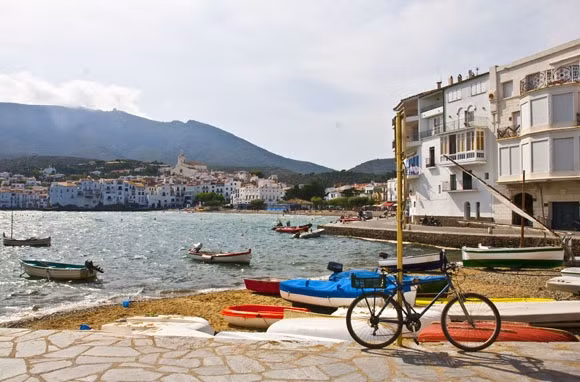 Cadaques (Tây Ban Nha): Cadaqués là một làng chài nhỏ thuộc tỉnh Girona, miền Đông của Tây Ban Nha. Nơi đây được mệnh danh là bến cảng thiên nhiên tuyệt đẹp. Những ngôi nhà nhỏ sơn trắng tinh khôi, con đường lát đá dọc bờ biển là nơi dừng chân lý tưởng cho bạn. Hít thở bầu không khí trong lành, tìm hiểu văn hóa của cư dân địa phương hay thưởng thức đặc sản, mua hàng lưu niệm là những trải nghiệm thú vị khi bạn đặt chân tới ngôi làng xinh đẹp và lãng mạn này.