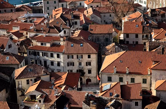 Kotor (Montenegro): Kotor là một thành phố ven biển ở Montenegro. Đây là một trong những đô thị thời Trung cổ được bảo tồn tốt nhất trên thế giới và được UNESCO công nhận là Di sản Thế giới. Pháo đài St John, phố cổ Stari Grad, quảng trường Od RSUs, nhà thờ Santa Maria,… là những điểm đến nổi tiếng ai cũng muốn đặt chân đến một lần để ngắm nhìn.