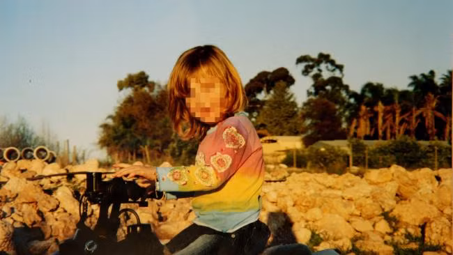 Đại gia đình Colt gồm 40 người được phát hiện ở Australia vào năm 2013. Họ sống trong những kiểu nhà tạm bợ và trong điều kiện không có điện, nước. Điều gây sốc về gia đình kỳ lạ này đó chính là các thành viên gồm cả người lớn và trẻ em trong gia đình có quan hệ loạn luân. Ảnh: WL.