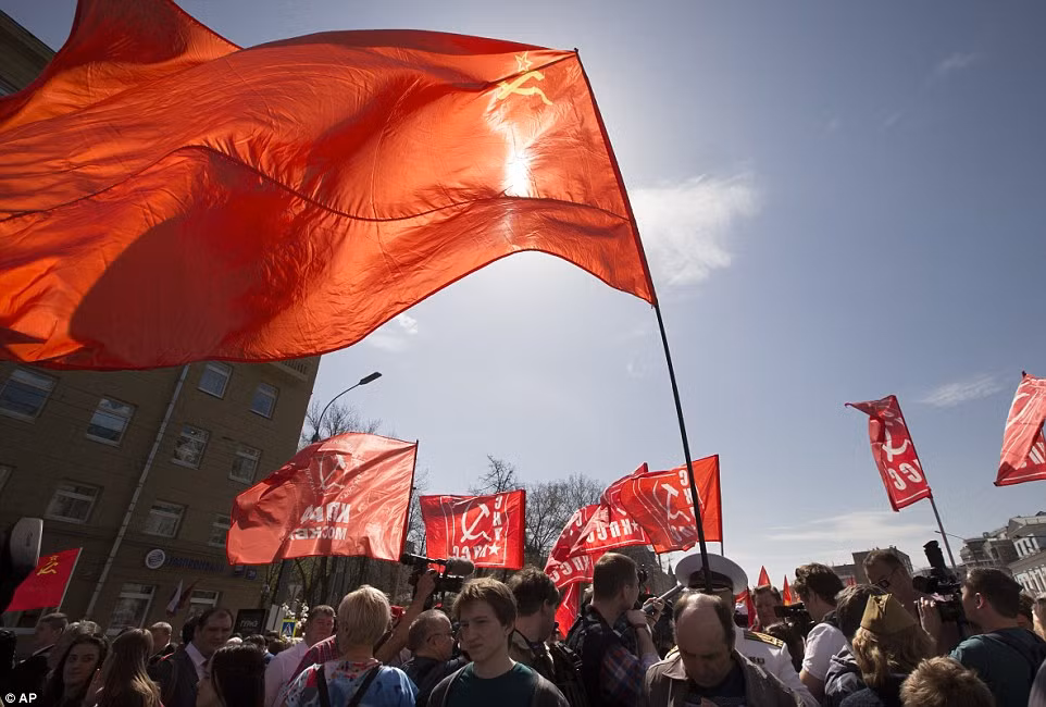 Theo RT, không khí mừng ngày Quốc tế Lao động 1/5 tưng bừng ở nước Nga. Gần 130 nghìn người đã tuần hành ở thủ đô Moscow trong ngày tôn vinh lực lượng lao động trên khắp thế giới. Ảnh: Daily Mail.