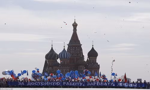 Mọi người thả bóng bay phía trước Nhà thờ chính tòa Thánh Vasily ở thủ đô Moscow ngày 1/5. Ảnh: Daily Mail.