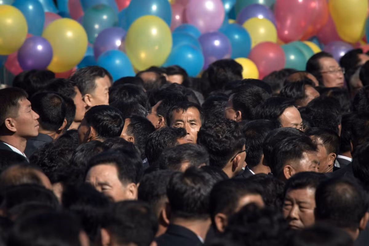 Mọi người chờ lễ khánh thành khu Phố mới Bình Minh ở Bình Nhưỡng hôm 13/4/2017. Ảnh: TIME.