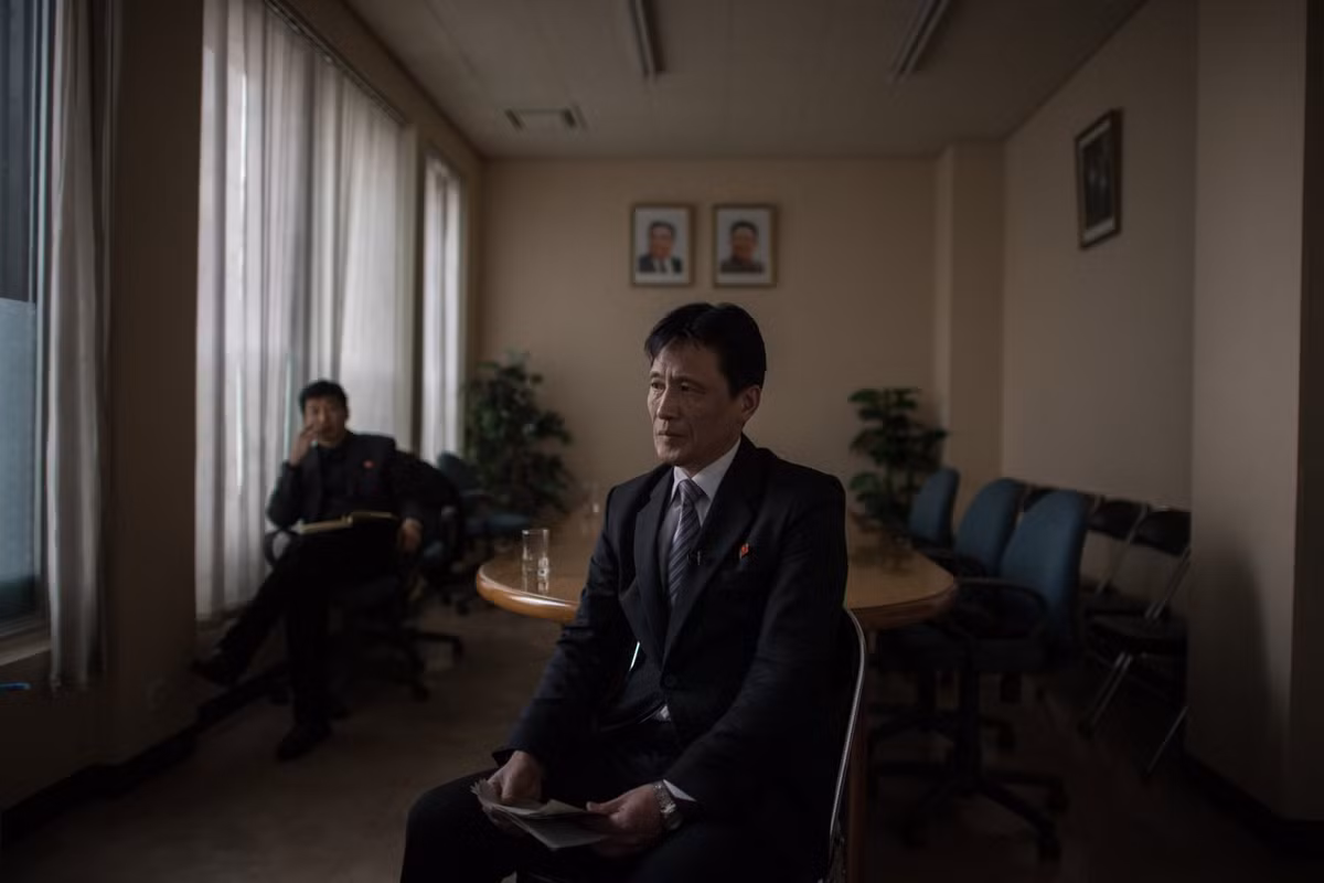 Trong ảnh là ông Ri Sun-Chol, người đứng đầu Viện Nghiên cứu Kinh tế thuộc Viện Hàn lâm Khoa học Xã hội Triều Tiên, đang trao đổi với phóng viên báo chí nước ngoài ở Bình Nhưỡng ngày 21/2/2017. Ảnh: TIME.