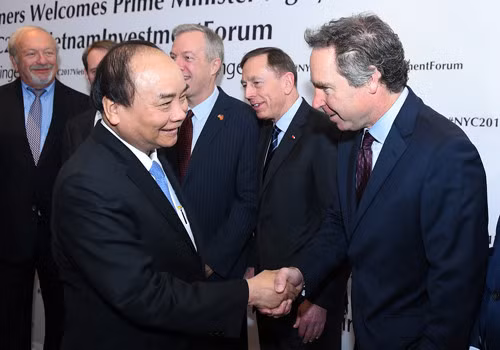 Cùng ngày, Thủ tướng Nguyễn Xuân Phúc đã có các cuộc gặp với lãnh đạo các tập đoàn hàng đầu của Hoa Kỳ đang có những dự án đầu tư lớn tại Việt Nam như ExxonMobil, Coca Cola, Nike, Quỹ Harbinger. Trong ảnh: Thủ tướng chào hỏi đại diện các doanh nghiệp Hoa Kỳ tới dự tọa đàm bàn tròn về hợp tác đầu tư Hoa Kỳ - Việt Nam. (Ảnh: Chinhphu.vn)