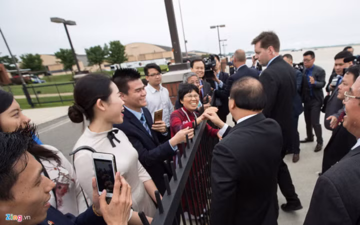 Thủ tướng bắt tay các kiều bào Việt Nam tại Mỹ.