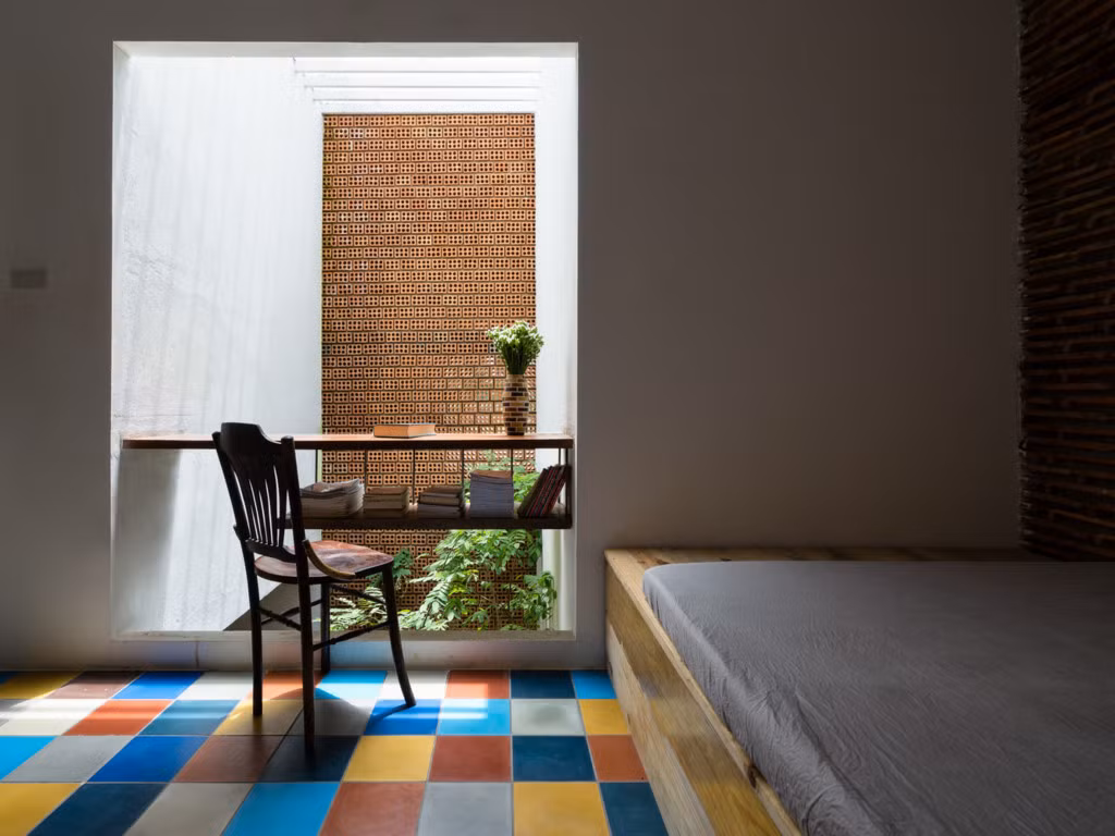 Với mong muốn các thành viên nhỏ tuổi tiếp xúc nhiều với thiên nhiên thay vì ồn ào của nơi chợ búa, chủ đầu tư đã quyết tâm chuyển nhà để các con có được tuổi thơ như anh từng có.