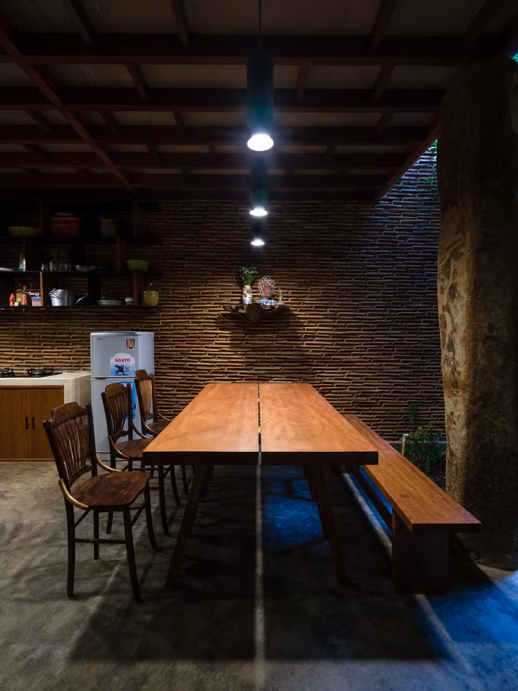 Bàn ăn đủ chỗ để chủ nhà mời khách dùng bữa.