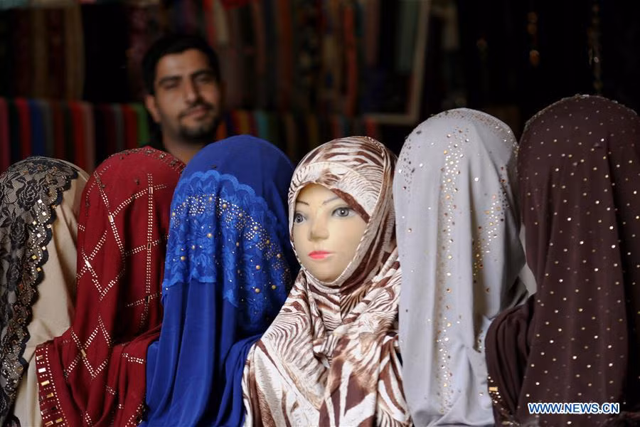 Ma nơ canh được đặt ở lối vào một cửa hàng quần áo tại Tây Mosul hôm 27/5. Ảnh: THX.