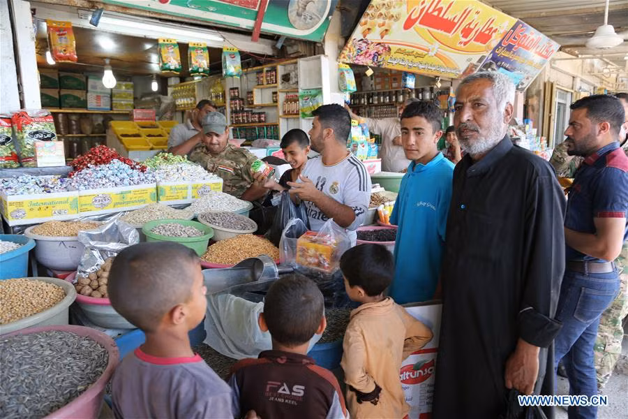 Cảnh tấp nập người mua kẻ bán tại một cửa hàng ở Tây Mosul hôm 27/5. Ảnh: THX.