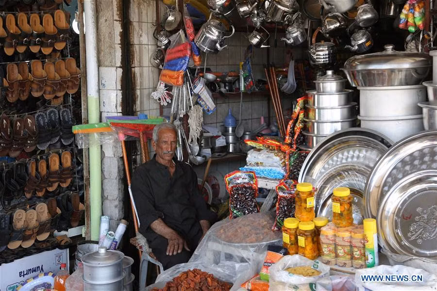 Một người dân Iraq lớn tuổi ngồi bán hàng tại khu vực mới giải phóng ở Tây Mosul. Ảnh: THX.