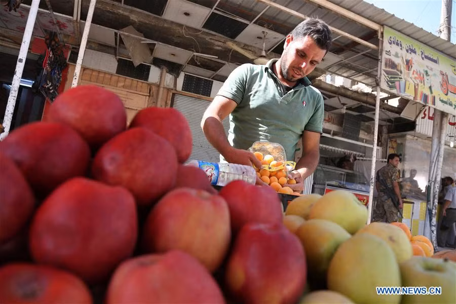 Một người bán hàng rong trên đường phố Tây Mosul. Ảnh: THX.