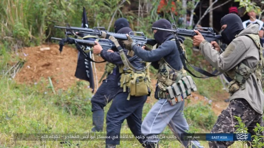 Có thể thấy, nhiều tay súng IS tham gia buổi huấn luyện này bịt mặt. Ảnh: AMN.
