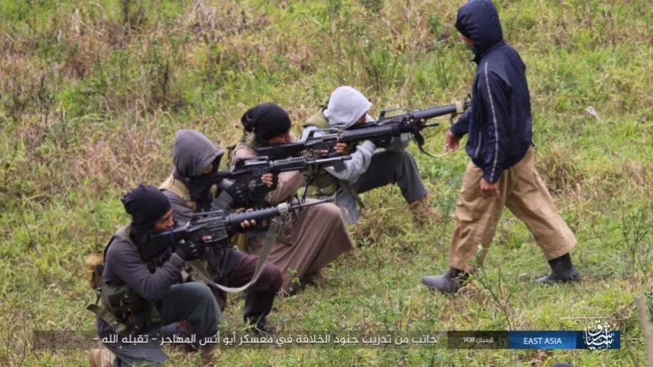 Các chiến binh tập bắn súng ở trại huấn luyện ngoài trời. Ảnh: AMN.