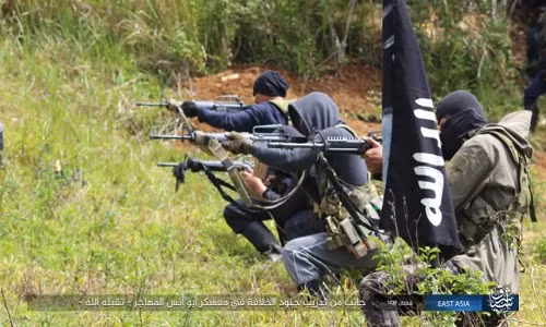 Cờ của tổ chức khủng bố IS xuất hiện trong buổi tập luyện. Ảnh: AMN.