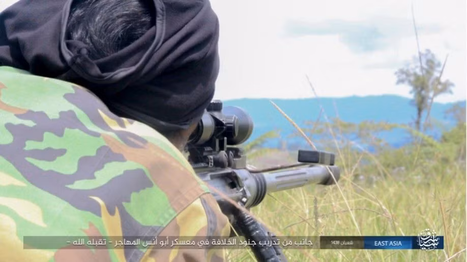 Một tay súng ngắm bắn mục tiêu. Ảnh: AMN.