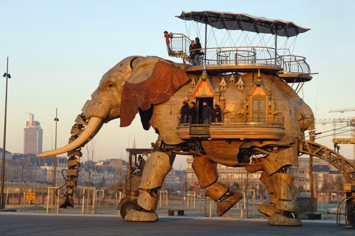 20. Công trình nửa nhà nửa robot ‘The Great Elephant’ tại thành phố Nantes, Pháp, có thể chứa đến 50 người! (Ảnh: beauty-things).