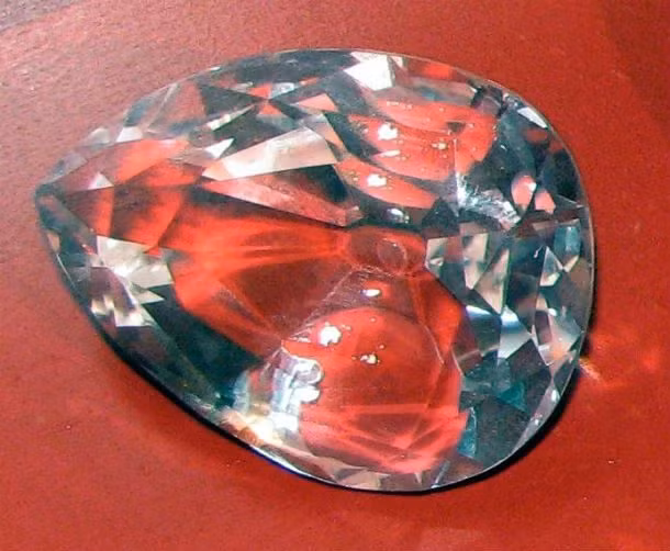 Viên kim cương trắng lớn nhất tính đến thời điểm hiện tại có tên “The Star of Africa” (Tạm dịch” Ngôi sao của Châu Phi). Viên kim cương này nặng 530 carat và được phát hiện ở Pretoria, Nam Phi, vào năm 1905. Ảnh: L25.