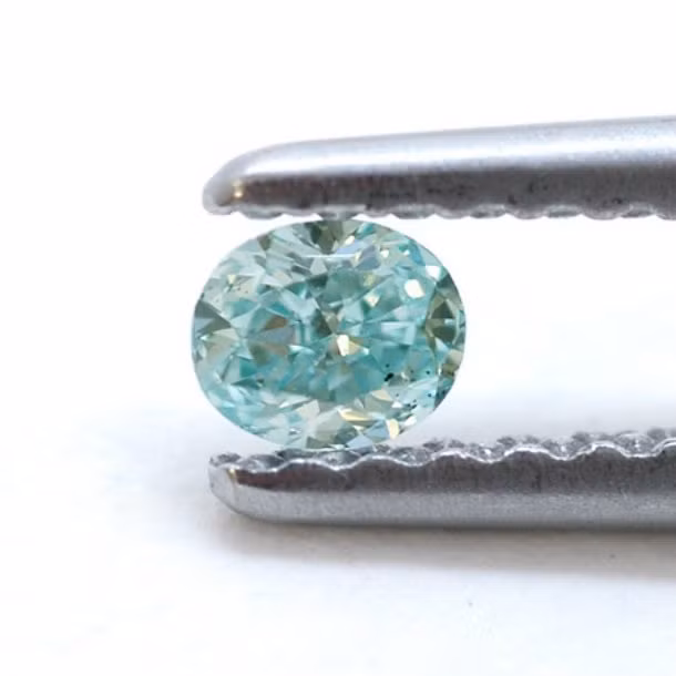 Kim cương có nhiều màu sắc khác nhau. Tùy theo mạng tinh thể cacbon bị thay thể bằng nguyên tố nào thì kim cương sẽ có màu đó. Những màu thường gặp là vàng, hồng, xanh lam, xanh lá cây, đỏ, nâu,... Chẳng hạn như, kim cương có màu xanh lam là do chứa nguyên tố Bo, kim cương có màu vàng và cam là do chứa nguyên tố Nitơ,... Đây là một trong những sự thật thú vị về kim cương. Ảnh: L25.