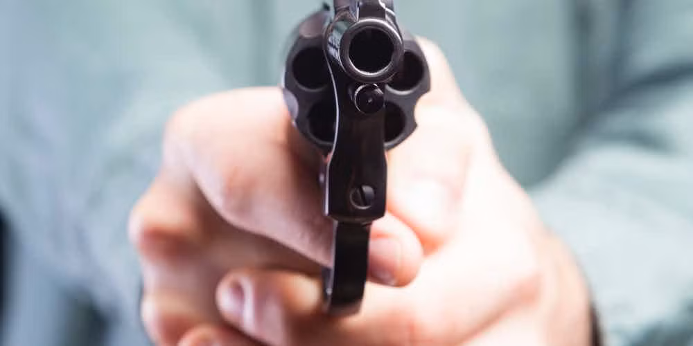 Tranh chấp về quyền sở hữu spa Beverly Hot Springs ở Hollywood, bang California (Mỹ), đã khiến Howard Huh dùng súng bắn chết ông chủ của mình là Alex Huh. Đây là một trong những vụ án nhân viên sát hại ông chủ đáng sợ trên thế giới. Được biết, Howard đã bị buộc tội giết người vào năm 2010. Ảnh: The Richest.