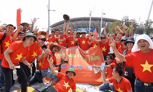 Các cổ động viên Việt Nam bên ngoài sân Jeonju World Cup. Các cổ động viên Việt Nam đang khiến cho trận đấu giữa U20 Việt Nam và U20 Honduras trên sân Jeonju World Cup ở lượt cuối bảng E World Cup 2017 trở nên nóng hơn bao giờ hết. (Nguồn: Getty Images)
