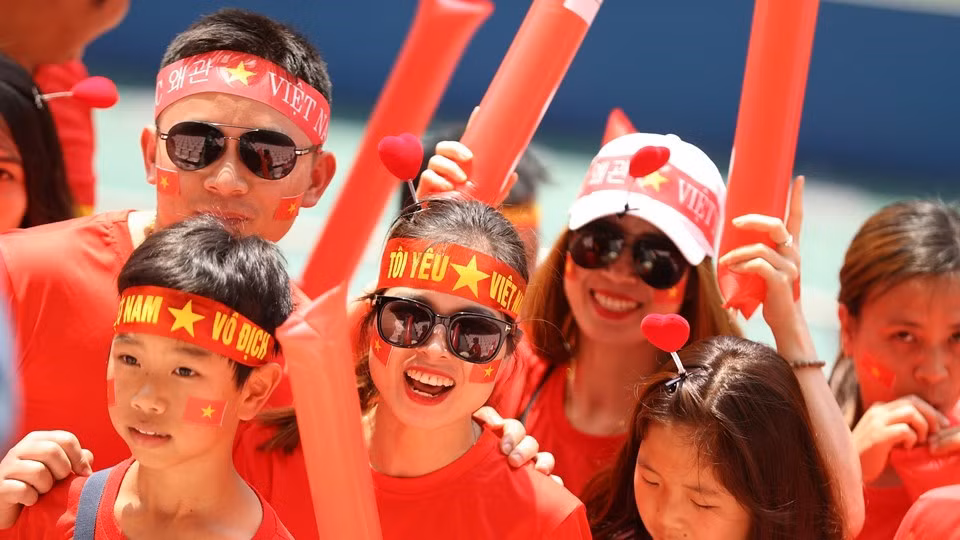 Các cổ động viên Việt Nam bên trong sân Jeonju World Cup. (Nguồn: Getty Images)