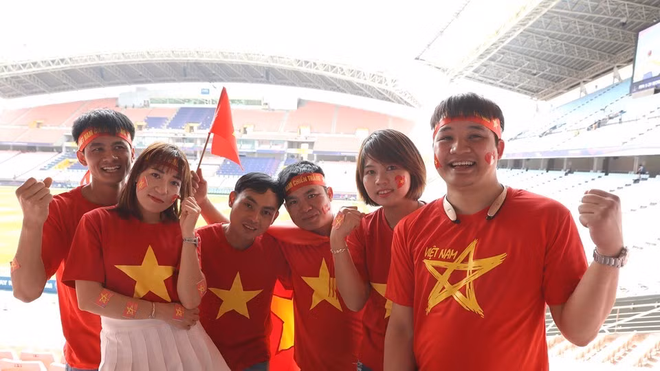 Các cổ động viên Việt Nam bên trong sân Jeonju World Cup. (Nguồn: Getty Images)