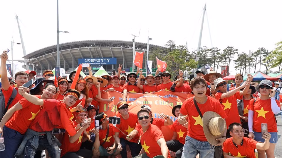 Các cổ động viên Việt Nam bên ngoài sân Jeonju World Cup.(Nguồn: Getty Images)