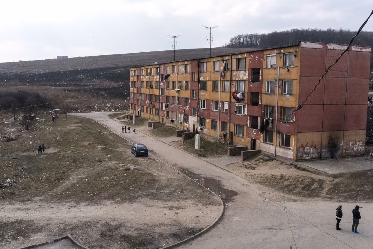 Trong ảnh là “khu ổ chuột” Lunik IX của người Roma ở ngoại ô Kosice, cách Jarovnice không quá xa. Ảnh: AJ.