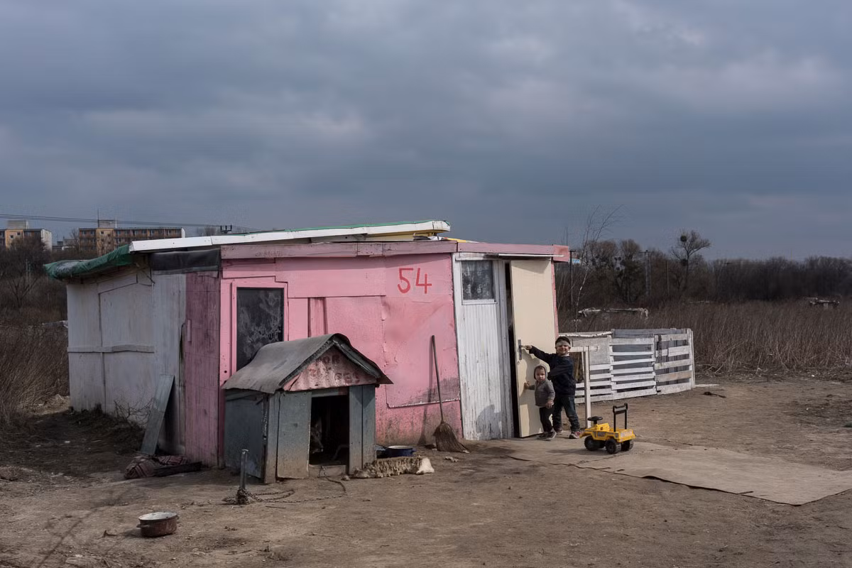 Những năm gần đây, nhiều cư dân ở Lunik IX bị đuổi khỏi nhà vì vi phạm quy định an toàn. Họ chuyển ra sống ở những ngôi nhà tạm bợ gần đó. Ảnh: AJ.