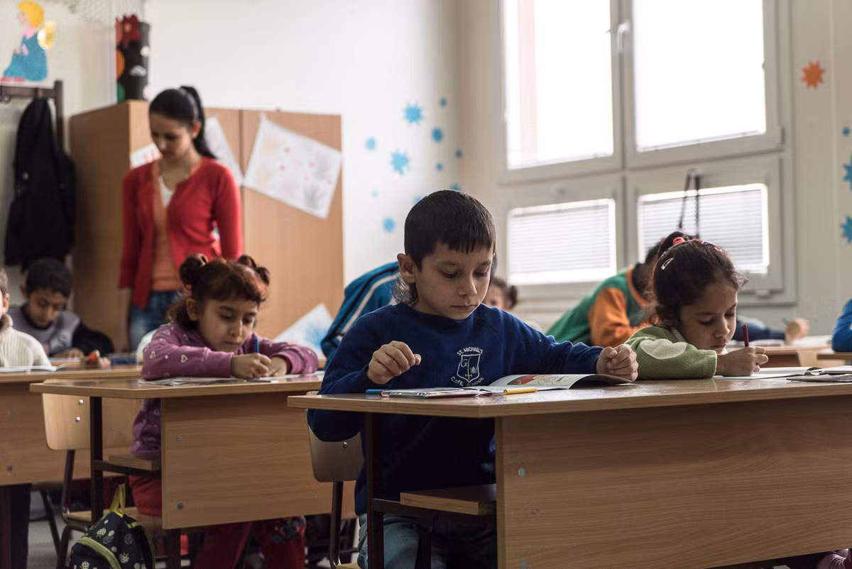 Trong khi đó, tỷ lệ thất nghiệp trong cộng đồng người Roma ở đây là 97% và phần lớn người dân sống phụ thuộc vào phúc lợi xã hội. Ảnh: AJ.