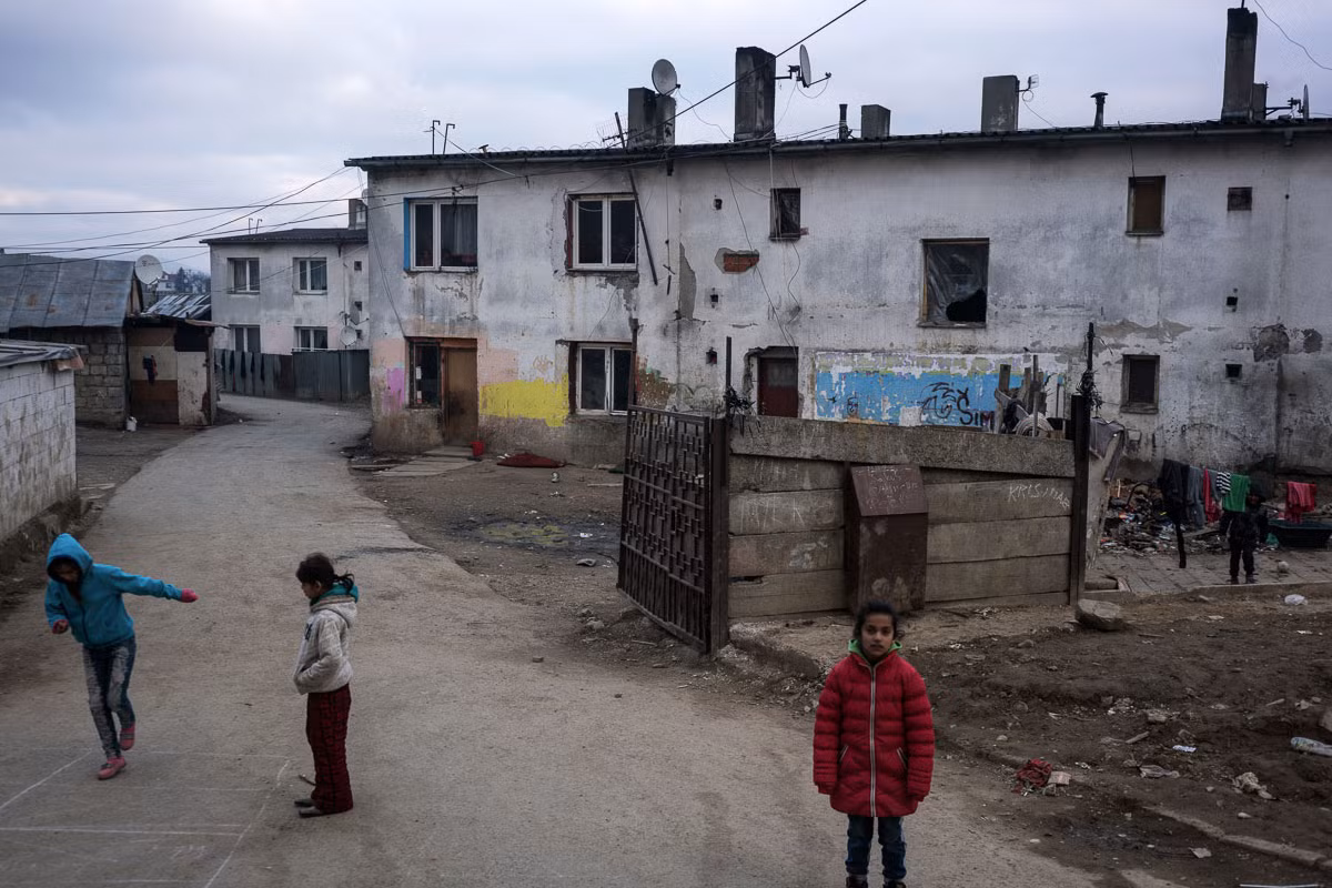 Những đứa trẻ ở Jarovnice chơi đùa trên đường phố vì không có khu vui chơi nào cho các em. Ảnh: AJ.