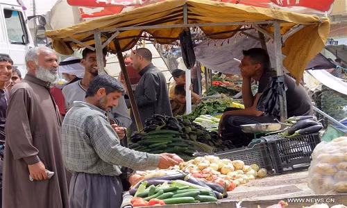 Người dân mua rau củ quả tại một khu chợ ở Tây Mosul hôm 11/5. Ảnh: THX.