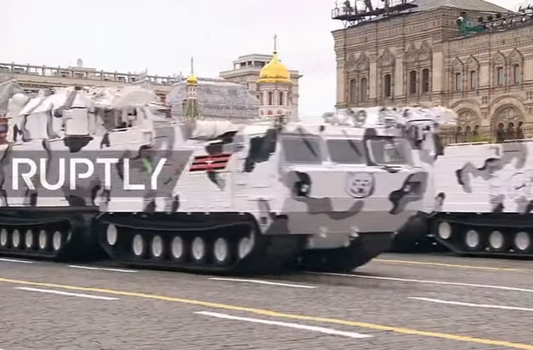 Một số loại vũ khí mới gồm các tổ hợp vũ khí dành cho đơn vị Quân đội Nga ở Bắc Cực và phiên bản nhất xe tăng T-72B3 đã được giới thiệu. Ảnh RT