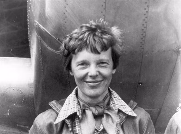Năm 1937, nữ phi công huyền thoại Amelia Earhart mất tích khi đang thực hiện chuyến bay vòng quanh thế giới. Số phận của nữ phi công này từng được coi là một bí ẩn. Tuy nhiên, List25 cho biết, thi thể của nữ phi công Earhart đã được tìm thấy trên đảo Nikumaroro vào năm 1940. Ảnh: List25.