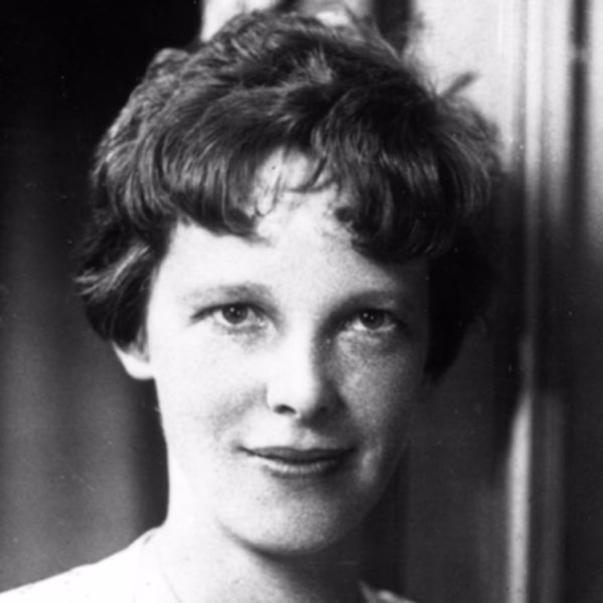 Mẹ của Amelia, bà Amy, cũng là một người ưa mạo hiểm. Bà đã dùng tiền thừa kế để mua chiếc máy bay đầu tiên cho Amelia. Được biết, Amy là người phụ nữ đầu tiên leo lên đỉnh núi Pikes Peak ở Colorado. Ảnh: Biography.